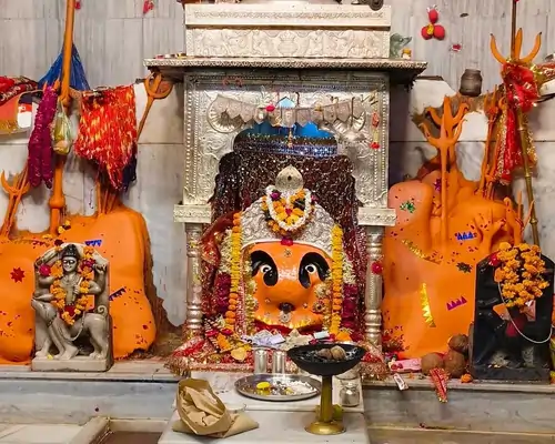 चामुंडा माता मंदिर बोराज अजमेर के मुख्य गर्भगृह में स्थापित चामुंडा माता की प्रतिमा